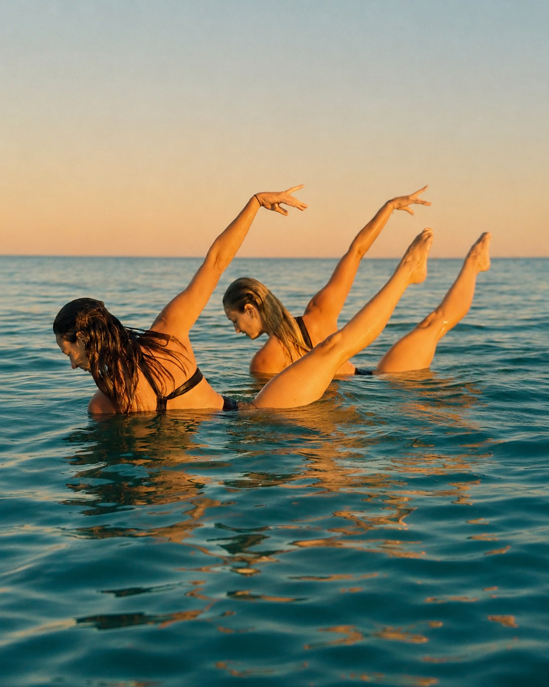 May et Victoria en figure tendue au soleil couchant