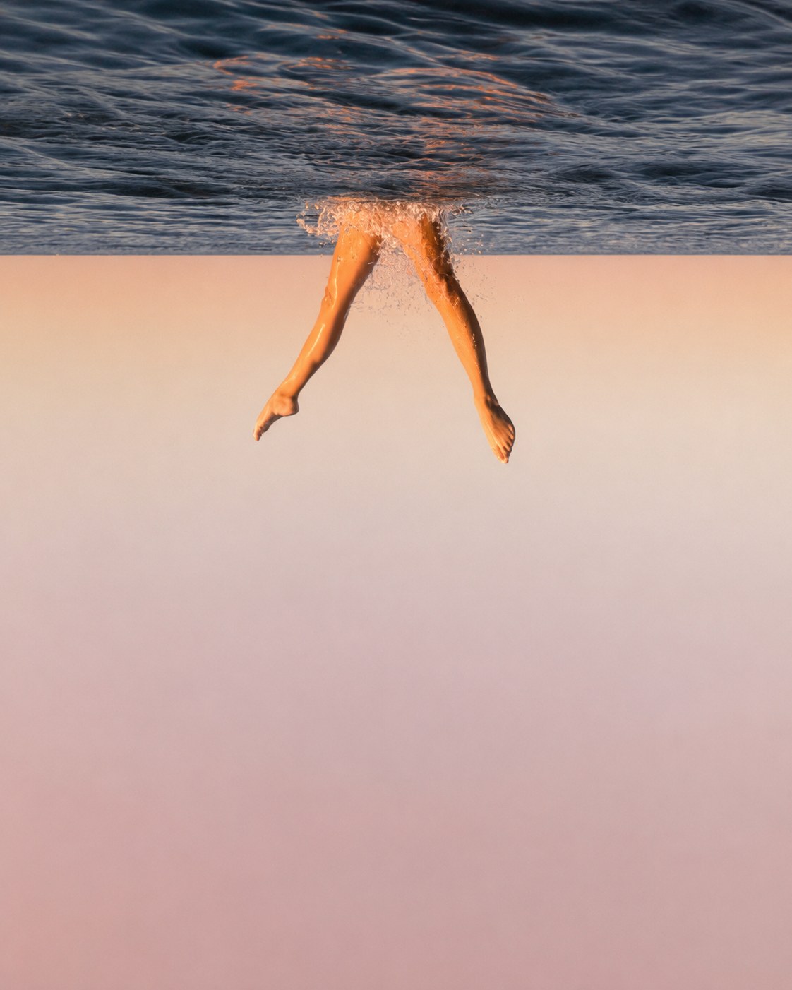 Jambes jaillissant de l'eau, composition onirique